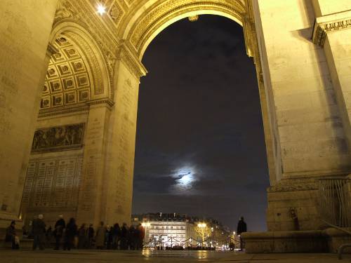 Lune dans l'Arc de Triomphe