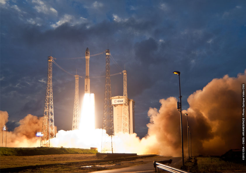 La nouvelle fusée Véga décolle depuis Kourou, en Guyane...