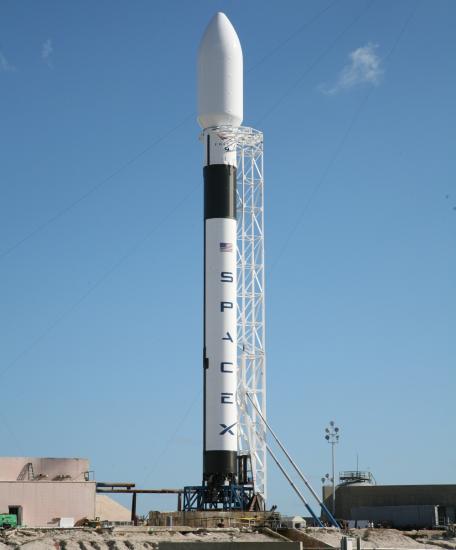La fusée Falcon 9 sur son pas de tir... (photo Space X)
