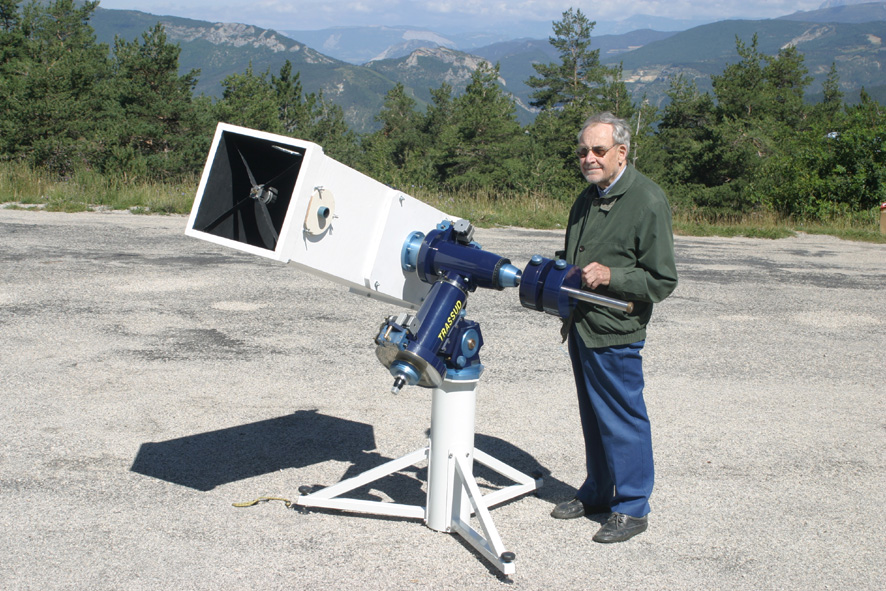 L'astronome Pierre Bourge près d'un télescope (image SAF)