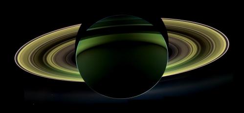 Saturne vue en contre-jour (image NASA)